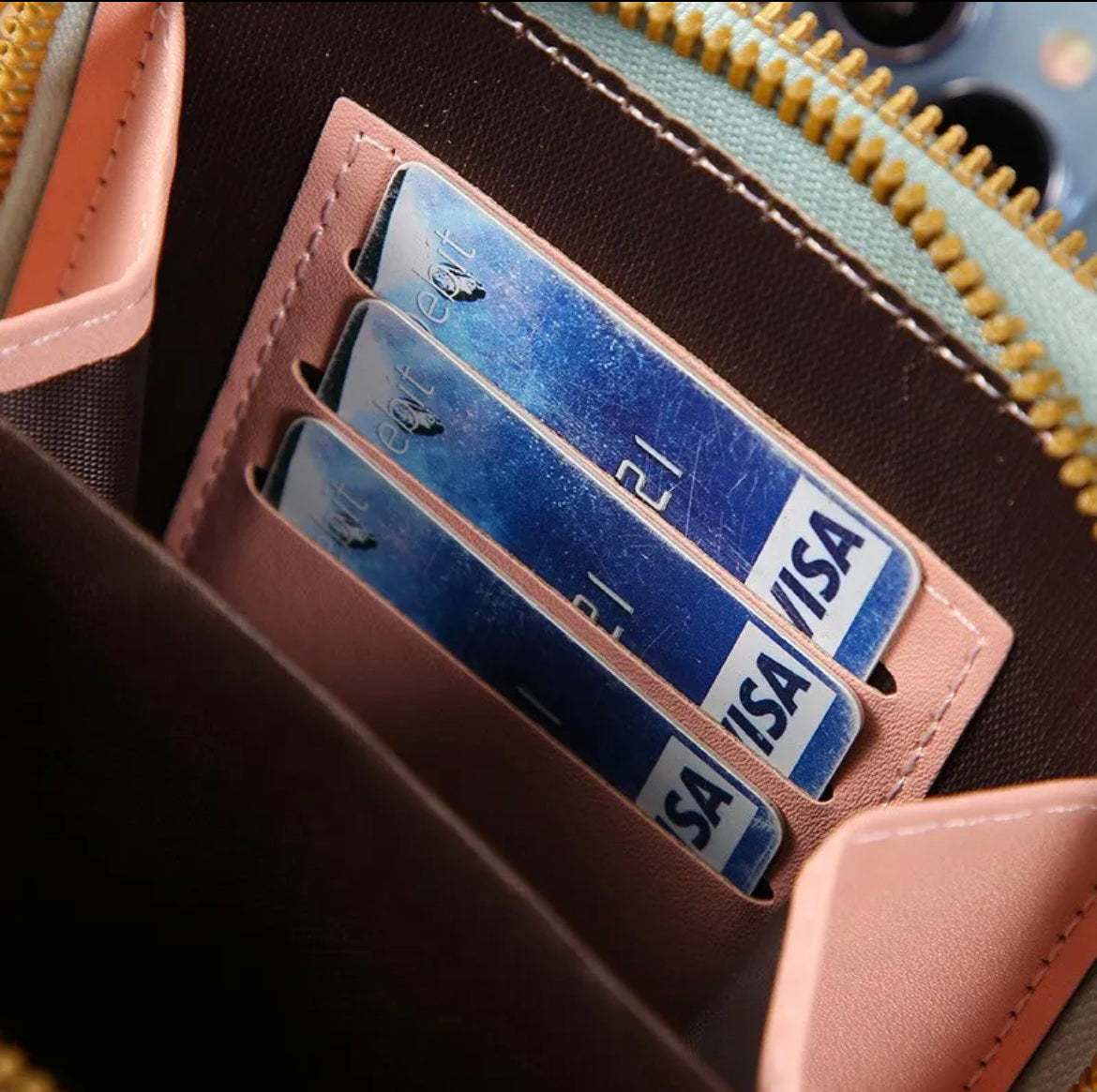 ¡Descubre la Bolsa Perfecta para tu Teléfono y Más!